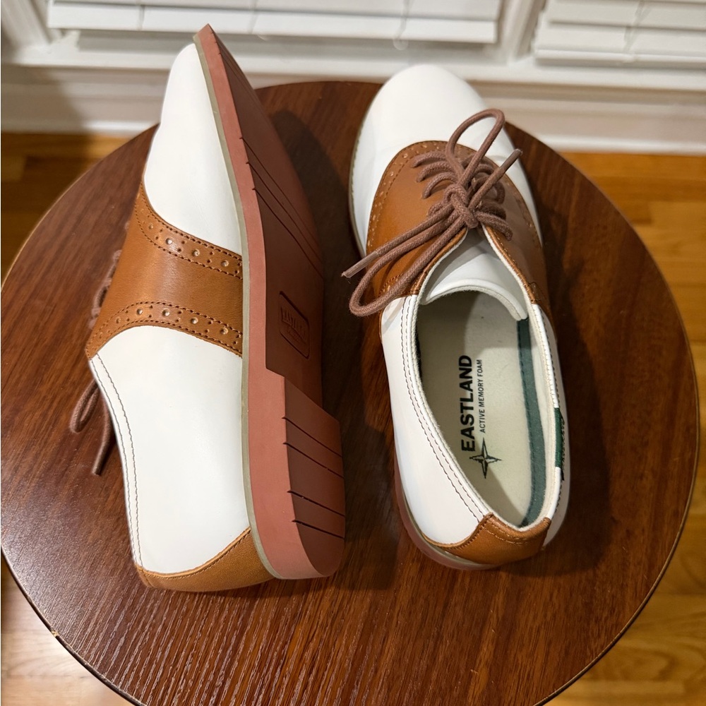 Eastland Women’s White and Brown Women's Flats! Size 8! Best Offer Accepted! 🤍🤎 - Picture 8 of 13